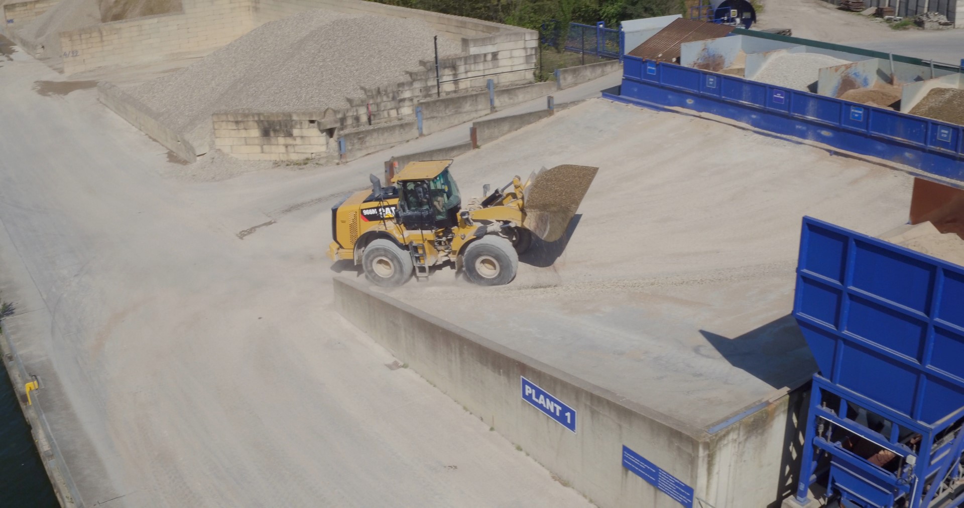 Centerbeton betoncentrale aan het kanaal